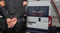 صورة لأوراق نقدية مزورة أو يدين مكبلتين، تعبر عن جريمة ترويج العملة المزورة في مراكش.