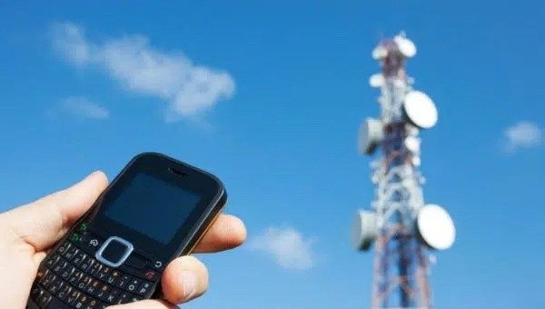 صورة تظهر منطقة ريفية في إقليم ورزازات مع إشارة ضعيفة لشبكة الهاتف أو الإنترنت
