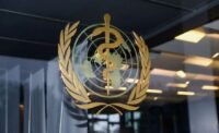 شعار منظمة الصحة العالمية مع إشارة إلى تفشي فيروس إيبولا في جمهورية الكونغو الديمقراطية.