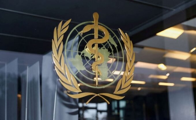 شعار منظمة الصحة العالمية مع إشارة إلى تفشي فيروس إيبولا في جمهورية الكونغو الديمقراطية.