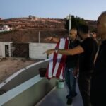 صورة لمنزل فلسطيني محاط بخيام المستوطنين في الضفة الغربية، تعكس التوترات المتصاعدة.