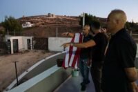 صورة لمنزل فلسطيني محاط بخيام المستوطنين في الضفة الغربية، تعكس التوترات المتصاعدة.