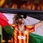 صورة للاعب كرة القدم المغربي حكيم زياش يعبر عن تضامنه مع الشعب الفلسطيني.