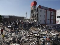 سكان وعمال إنقاذ يبحثون بين أنقاض مبنى منهار في كالي، كولومبيا، بعد الزلزال العنيف.