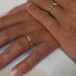 صورة مقربة لأيدي كريستيانو رونالدو وجورجينا رودريغيز وهما يرتديان خاتمي الزواج.