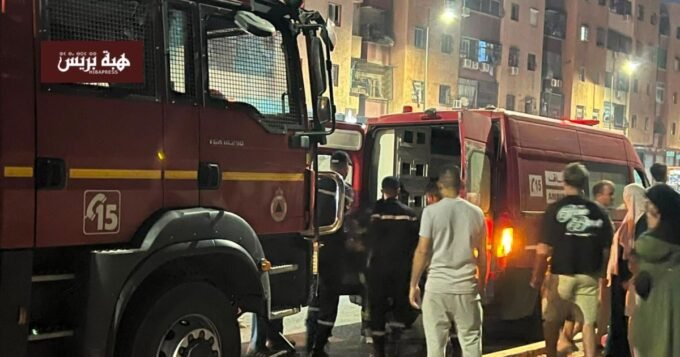 صورة لرجال الوقاية المدنية أثناء إنقاذ رجل مسن من حفرة ورش بناء في مراكش