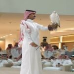 صورة لصقر كندي أبيض فائق الجمال من نوع جير، يُعرض في مزاد الصقور الدولي في السعودية، بعد بيعه بسعر قياسي.