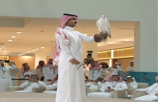 صورة لصقر كندي أبيض فائق الجمال من نوع جير، يُعرض في مزاد الصقور الدولي في السعودية، بعد بيعه بسعر قياسي.