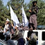 طالبان بعد خمس سنوات: سعي حثيث نحو الشرعية الدولية في ظل عزلة مستمرة 6 مقاتلون من حركة طالبان يشاركون في مسيرة احتفالية في كابول بمناسبة مرور خمس سنوات على عودتهم إلى السلطة.