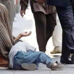 منظر عام لكورنيش الناظور يظهر بعض المتسولين في الخلفية مع حركة المارة.