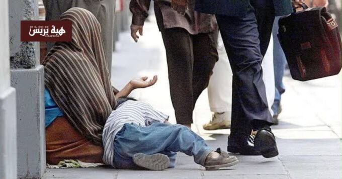 منظر عام لكورنيش الناظور يظهر بعض المتسولين في الخلفية مع حركة المارة.
