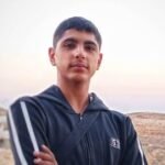 صورة لمدينة الخليل أو لفتى فلسطيني