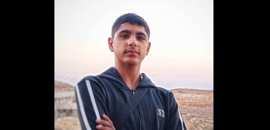 صورة لمدينة الخليل أو لفتى فلسطيني