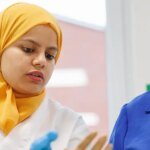 فجوة الأجور في ألمانيا: تحليل الأسباب الكامنة وراء التباين بين الألمان والأجانب 6 صورة توضيحية لفجوة الأجور في ألمانيا، تظهر مقارنة بين مستويات دخل العمال الألمان والأجانب، مع التركيز على العوامل الاقتصادية والاجتماعية.