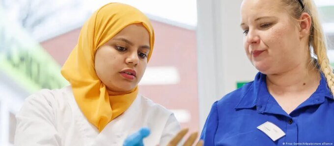 صورة توضيحية لفجوة الأجور في ألمانيا، تظهر مقارنة بين مستويات دخل العمال الألمان والأجانب، مع التركيز على العوامل الاقتصادية والاجتماعية.