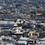 فلسطينيون يتجولون بين أنقاض المباني المدمرة في مخيم جباليا للاجئين شمالي قطاع غزة، 5 أغسطس 2026، في مشهد يعكس الدمار الذي خلفته الحرب.