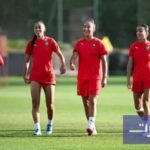 صورة للاعبات المنتخب المغربي والسنغالي للسيدات خلال مباراة كرة قدم حاسمة في كأس أمم إفريقيا.