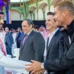 صورة تجمع ولي العهد السعودي الأمير محمد بن سلمان والنجم البرتغالي كريستيانو رونالدو في حفل ختام كأس العالم للرياضات الإلكترونية بباريس.