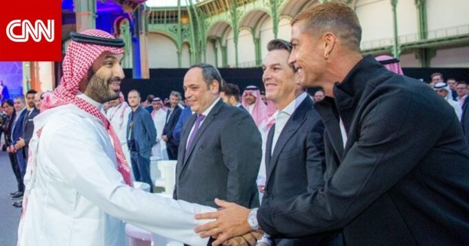 صورة تجمع ولي العهد السعودي الأمير محمد بن سلمان والنجم البرتغالي كريستيانو رونالدو في حفل ختام كأس العالم للرياضات الإلكترونية بباريس.