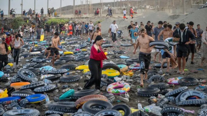 صورة لمارين لوبان تتحدث في مؤتمر صحفي حول الهجرة وأزمة سبتة