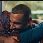 النجم المصري محمد صلاح يتناول الإفطار مع عائلة تركية في فيديو تقديمه لنادي طرابزون سبور.