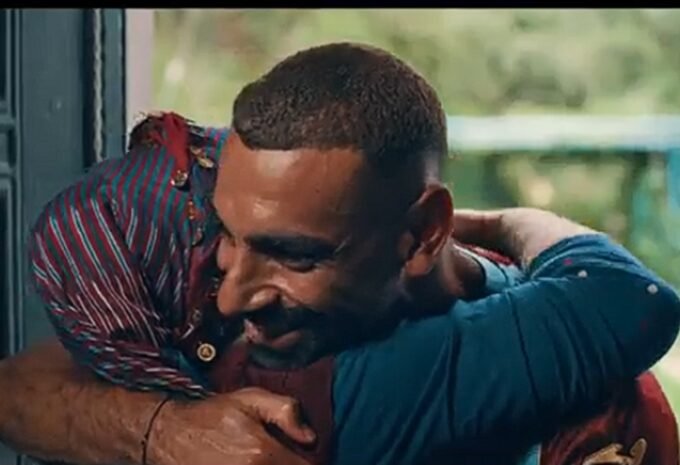 النجم المصري محمد صلاح يتناول الإفطار مع عائلة تركية في فيديو تقديمه لنادي طرابزون سبور.