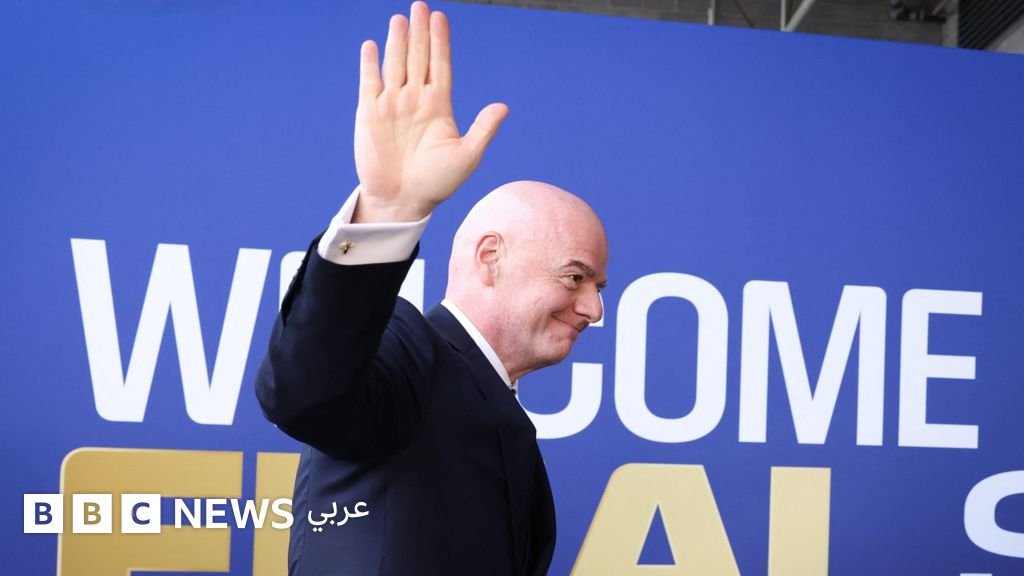 صورة لرئيس الاتحاد الدولي لكرة القدم جياني إنفانتينو وهو يبتسم ويصافح شخصية أخرى في حفل توزيع جوائز.