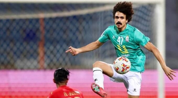 صورة للمدافع مصطفى معوض بقميص أحد الأندية التي لعب لها