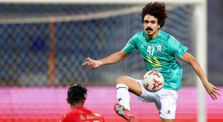 صورة للمدافع مصطفى معوض بقميص أحد الأندية التي لعب لها