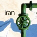 خريطة توضيحية لمضيق هرمز تظهر إيران وخطوط أنابيب النفط، تعكس الأهمية الجيوستراتيجية للمنطقة.