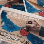 صورة لصفحات من صحيفة إيرانية تعرض مضيق هرمز، تعكس التغطية الإعلامية للتوترات في المنطقة.