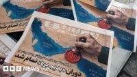 صورة لصفحات من صحيفة إيرانية تعرض مضيق هرمز، تعكس التغطية الإعلامية للتوترات في المنطقة.