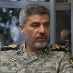 صورة للعميد محمد أكرمي نيا، المتحدث باسم الجيش الإيراني، يتحدث عن مضيق هرمز.
