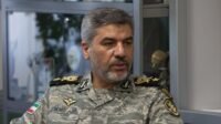 صورة للعميد محمد أكرمي نيا، المتحدث باسم الجيش الإيراني، يتحدث عن مضيق هرمز.