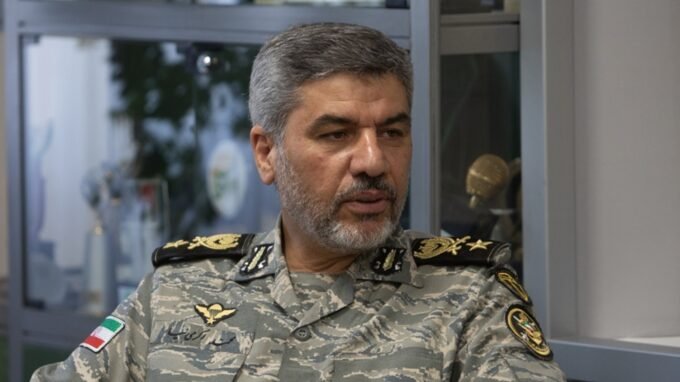 صورة للعميد محمد أكرمي نيا، المتحدث باسم الجيش الإيراني، يتحدث عن مضيق هرمز.