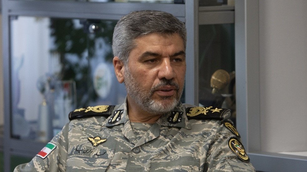 صورة للعميد محمد أكرمي نيا، المتحدث باسم الجيش الإيراني، يتحدث عن مضيق هرمز.