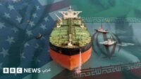 ناقلات نفط تعبر مضيق هرمز الاستراتيجي، رمزاً لأهمية الممر المائي في التجارة العالمية والصراع الإقليمي.