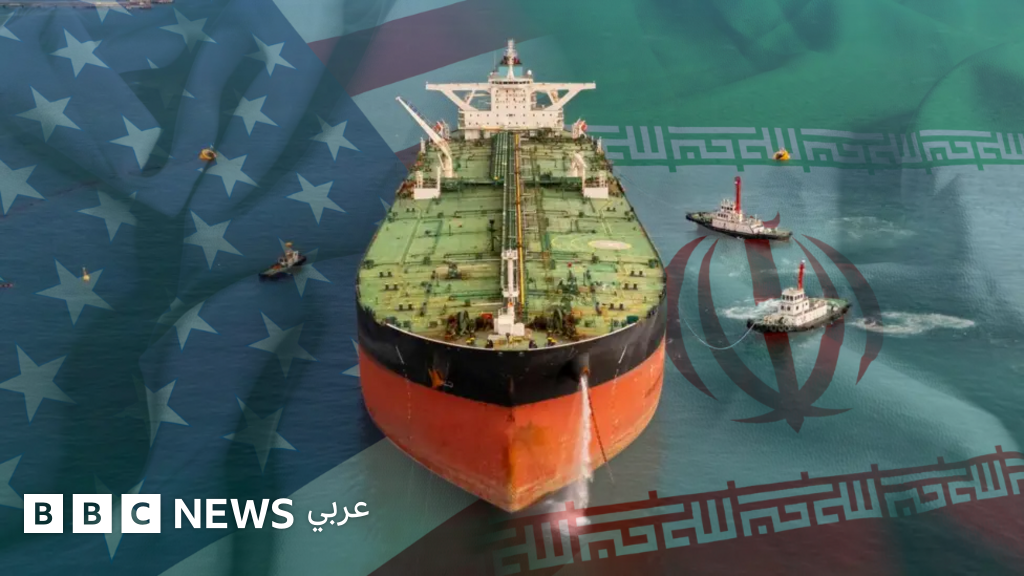 ناقلات نفط تعبر مضيق هرمز الاستراتيجي، رمزاً لأهمية الممر المائي في التجارة العالمية والصراع الإقليمي.