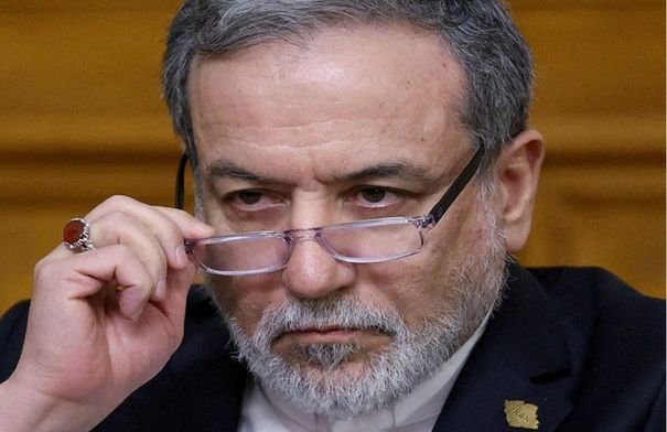 صورة جوية لمضيق هرمز تظهر حركة ناقلات النفط والسفن التجارية في الممر المائي الحيوي.