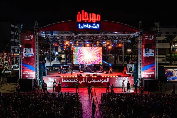 الحسيمة تحتفي بمهرجان الشواطئ لاتصالات المغرب: إقبال جماهيري واسع وتنوع فني 27 صورة لجمهور غفير يحضر سهرة فنية في مهرجان الشواطئ لاتصالات المغرب بمدينة الحسيمة