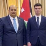 صورة للمهندس مهند الخطيب أو الشاب كرم جبر يحتفل بتفوقه الدراسي وحفظه للقرآن