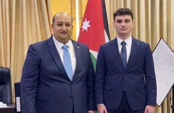 صورة للمهندس مهند الخطيب أو الشاب كرم جبر يحتفل بتفوقه الدراسي وحفظه للقرآن
