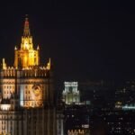 صورة لدبلوماسي روسي يتحدث عن العلاقات بين روسيا وألمانيا بشأن أوكرانيا