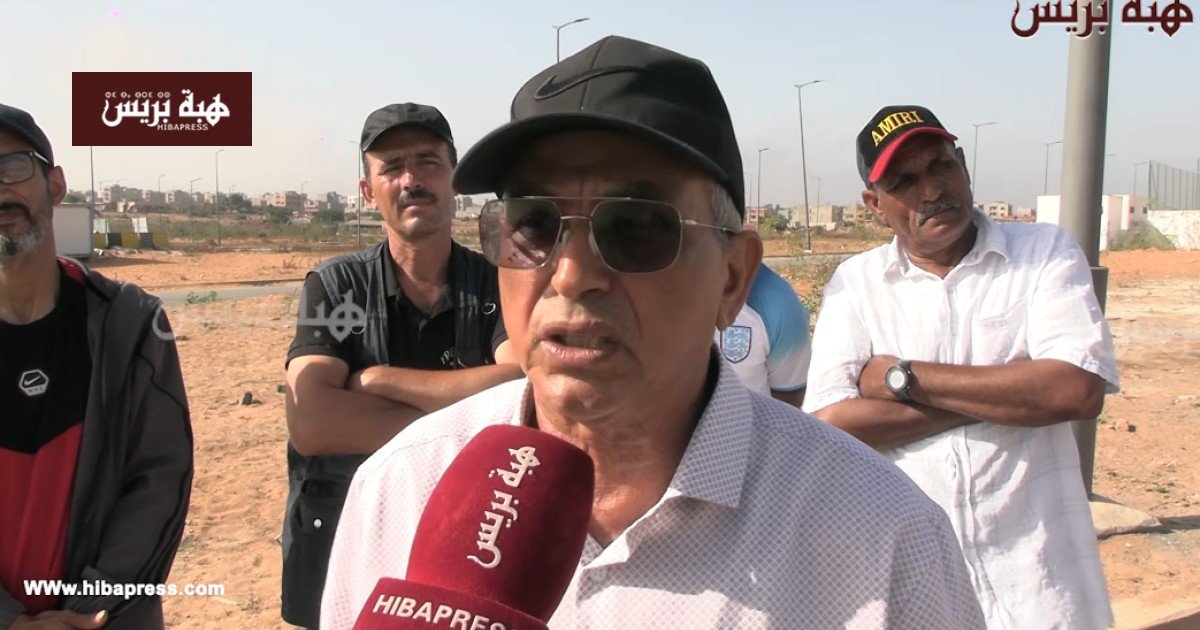 صورة لرئيس جماعة الحنشة إدريس حمريطة يتحدث عن المشروع التنموي وعملية الإفراغ
