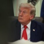 الرئيس الأمريكي دونالد ترامب يعرب عن غضبه خلال اجتماع في كامب ديفيد بشأن نقص الذخائر العسكرية.