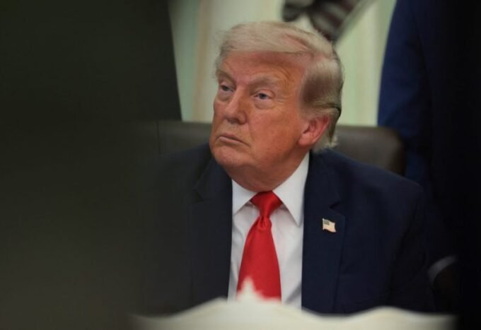 الرئيس الأمريكي دونالد ترامب يعرب عن غضبه خلال اجتماع في كامب ديفيد بشأن نقص الذخائر العسكرية.