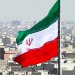 العدل الأمريكية تتهم 17 إيرانياً بتنفيذ حملة قرصنة واسعة النطاق 8 صورة توضيحية لرمز القرصنة الإلكترونية مع خريطة العالم في الخلفية