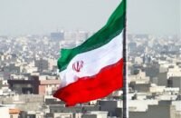 صورة توضيحية لرمز القرصنة الإلكترونية مع خريطة العالم في الخلفية