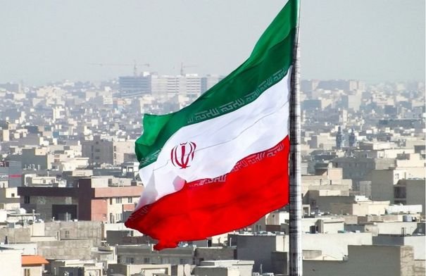 العدل الأمريكية تتهم 17 إيرانياً بتنفيذ حملة قرصنة واسعة النطاق 27 صورة توضيحية لرمز القرصنة الإلكترونية مع خريطة العالم في الخلفية