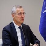 صورة ينس ستولتنبرغ، الأمين العام السابق لحلف الناتو، يتحدث عن العلاقات الأوروبية الروسية